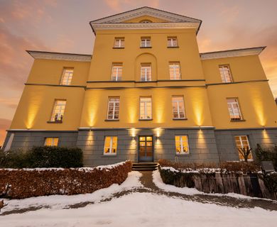 KR-UERDINGEN: WOHNEN IN EINER HISTORISCHE BURG MIT RHEINBLICK
