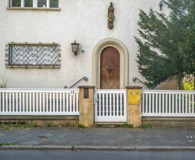 Berlin-Westend: Historische Villa für visionäre Liebhaber – stilvoll, charmant, voller Potenzial