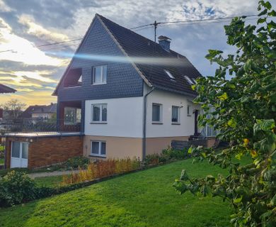 Unterkellertes Zweifamilienhaus in zentrumsnaher Lage von Asbach!