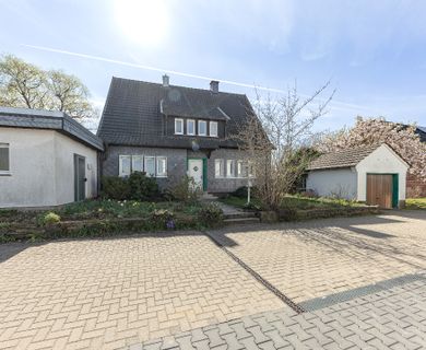 Mit Erbpacht: Familienfreundliches Einfamilienhaus mit Balkon, Terrasse  und  Garage in beliebter Lage!