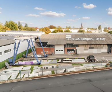 TRADITIONS-STANDORT NEBEN  NEUEM GEWERBEPARK HALLEN/BÜRO/AUSSTELLUNG