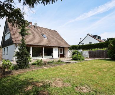 Wohnen in Burscheid: Bezahlbares Einfamilienhaus (Fertighaus) mit Baugrundstück