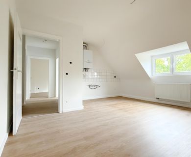 ERSTBEZUG NACH SANIERUNG! GEMÜTLICHE 2-ZI:-WHG. NAHE HELIOS!