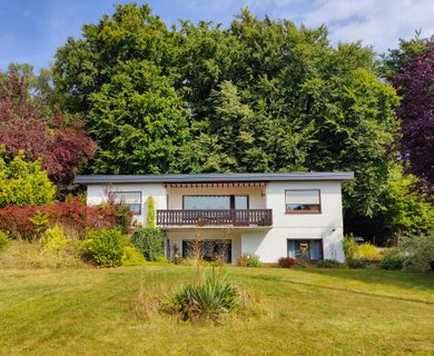 Einfamilienhaus mit vermieteter ELW 
und großem Garten direkt am Waldrand!