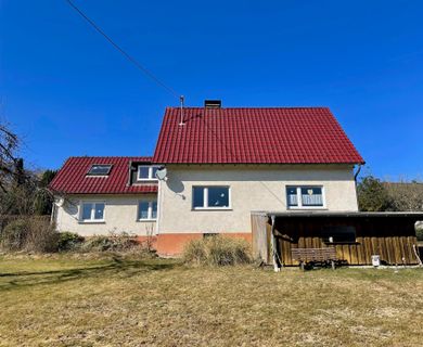 Vielseitiges Ein-/Zweifamilienhaus mit Garage und Carport auf großem Grundstück in ruhiger Lage!