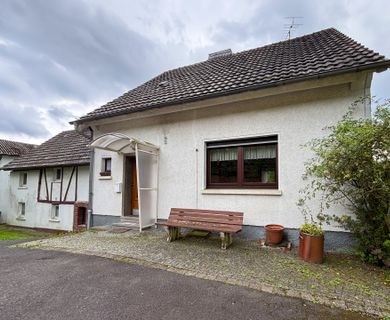 *RESERVIERT* Zweifamilienhaus für kreative Hände in ruhiger Lage nahe Waldbröl!