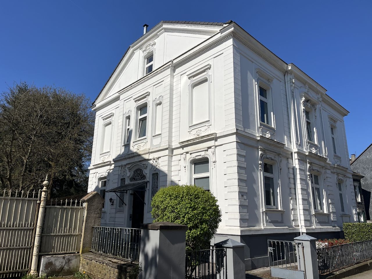repräsentatives Wohn- und Geschäftshaus