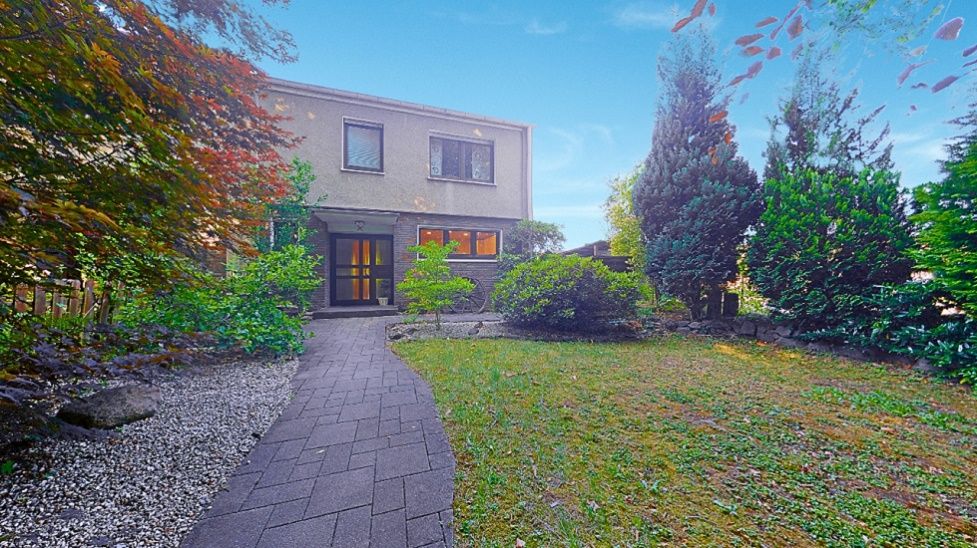 Familienglück auf 130 m²: 5 Zimmer, Tageslichtbad, G-WC, Kamin, großer Garten und Garage