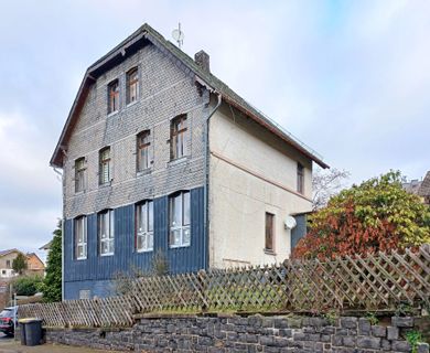 Viel Raum für Ihre Wohnideen – großzügiges, renovierungsbedürftiges Ein-/Dreifamilienhaus mit Potenzial!