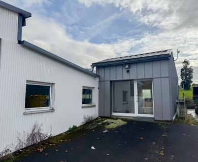 Moderne Gewerbefläche mit 160 m² Lager/Produktion und 35 m² Büro!
