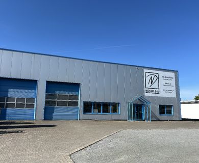 Kurzfristig beziehbare Gewerbehalle mit Büroteil für Ihr Business!