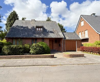 FREISTEHENDES EINFAMILIENHAUS MIT GARAGE IN TOLLER LAGE VON KREFELD ZU VERKAUFEN!