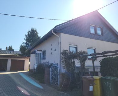*RESERVIERT* Einfamilienhaus mit Garten und zwei Garagen in ruhiger Lage