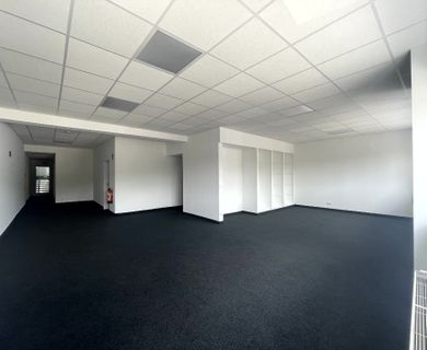432 M² BÜROFLÄCHE. KLIMATISIERT MIT KONFERENZRAUM, GLASTÜREN UND FÜHRUNGSEBENE IN KREFELD