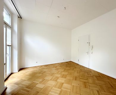 58 M² GROßE 2-ZIMMER-ALTBAUWOHNUNG MIT BALKON – HOHE DECKEN, PARKETT  und  MODERNES BAD