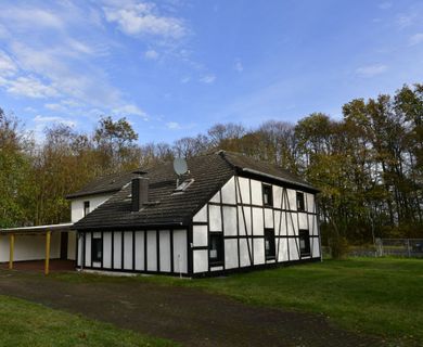 Freistehendes Einfamilienhaus auf Riesengrundstück zwischen Duisburg Homberg und Baerl.