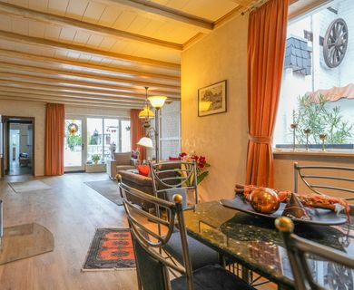 Gepflegtes Familienhaus mit Wellnessoase, Kamin & großem Garten – Modernisiert & Familienfreundlich