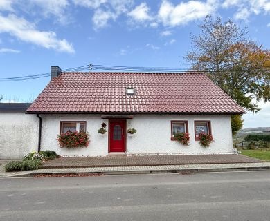 Charmantes EFH in familienfreundlicher Ortschaft – Mit tollem Fernblick – sep. Bauplatz möglich!