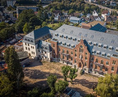 Elegantes Wohnen im historischen Kloster-Gehobene 3 Zimmerwohnung mit Terrasse und Einbauküche!