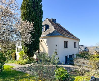 Aufwändig saniertes Ein-/Zweifamilienhaus 
mit schönem Garten in ruhiger Höhenlage von Fensdorf!