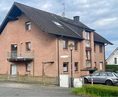 Ideal für 2 Personen! Attraktive 3,5-Zimmer-Wohnung im 1.Obergeschoss mit 2 Bädern  und  Balkon
