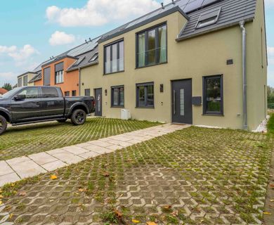 Modernes Energiesparhaus – 25 min von Potsdams Innenstadt – Garten, Parkplatz, Küche & Photovoltaik!