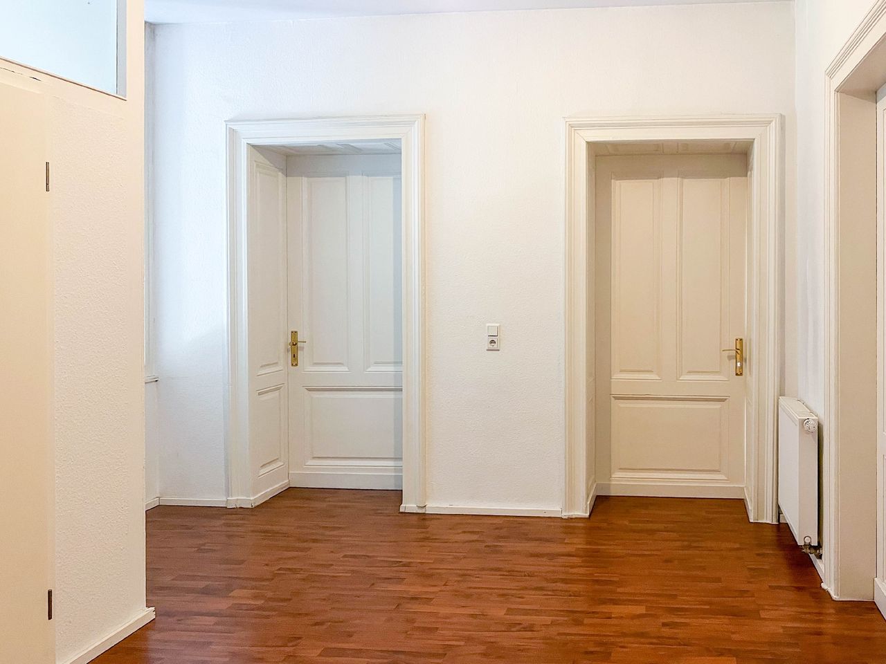 Eingangsbereich mit stilvollen Holztüren