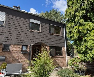 Charmantes Einfamilienhaus mit Garage und Toreinfahrt in MG-Rheindahlen