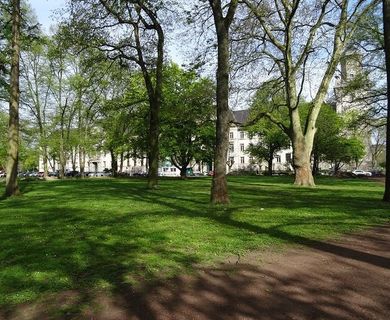 HELLES MÖBELIERTES APARTMENT MIT BALKON NÄHE GERICHT KREFELD