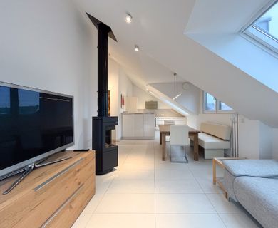 Komfortable seniorenfreundliche Dachgeschosswohnung mit Aufzug und Balkon