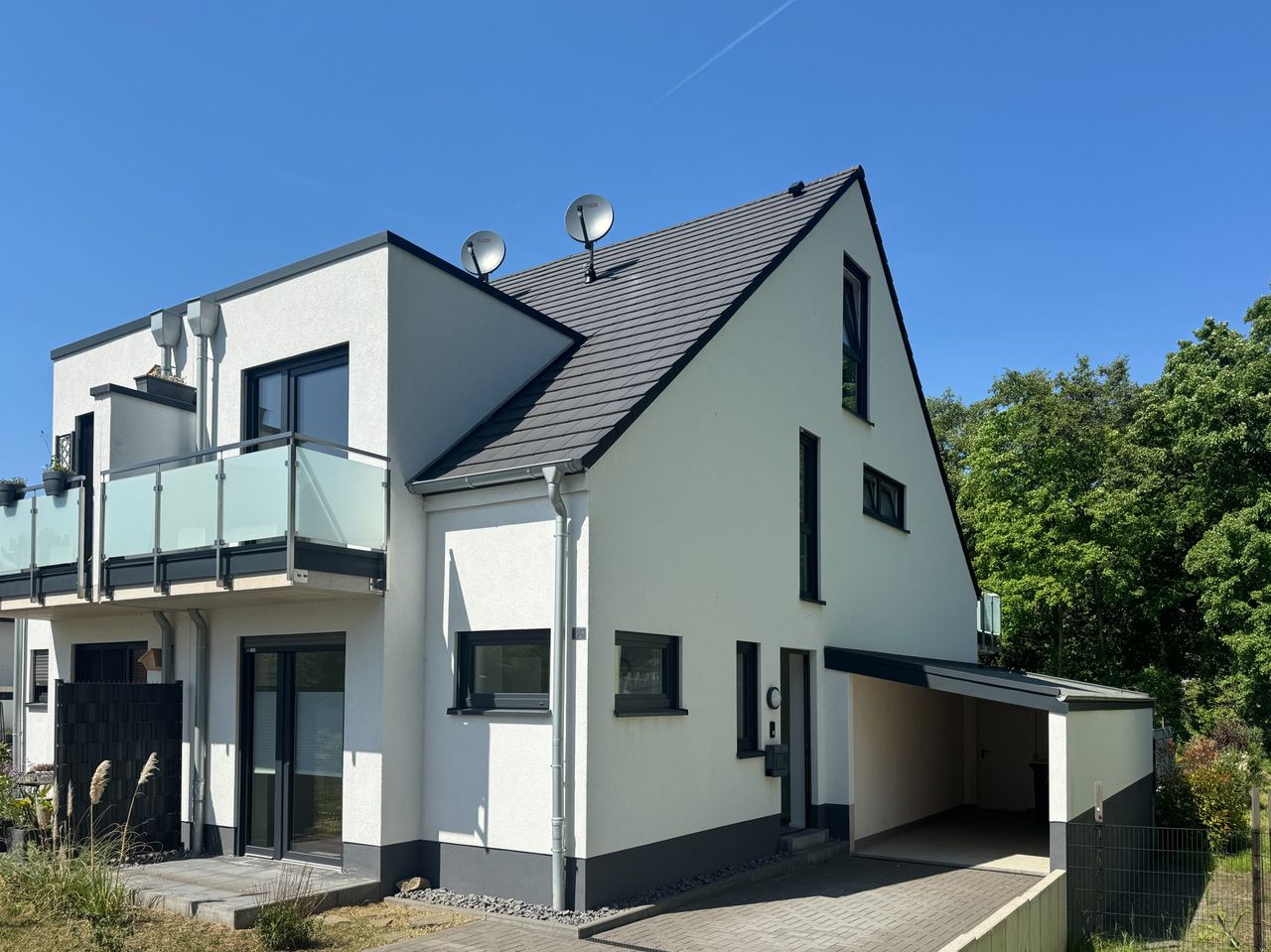Wohnen mit Stil und Komfort– Moderne Doppelhaushälfte mit Carport und Garten in begehrter Lage