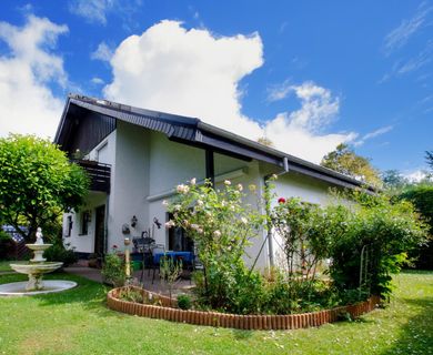 Ein- Zweifamilienhaus mit Kamin, Garage, Carport für Wohnmobil, Keller, Photovolthaik mit Akku