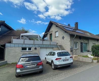 Zukunftssicheres Zweifamilienhaus (B) mit PV-Anlage & vielseitiger Nutzfläche im Souterrain!