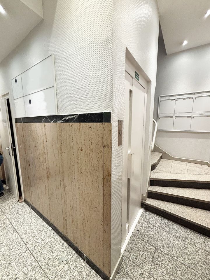Treppenhaus mit Lift