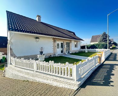 Einziehen und Wohlfühlen! Top Einfamilienhaus mit separater Mietwohnung und Garage in Malberg.