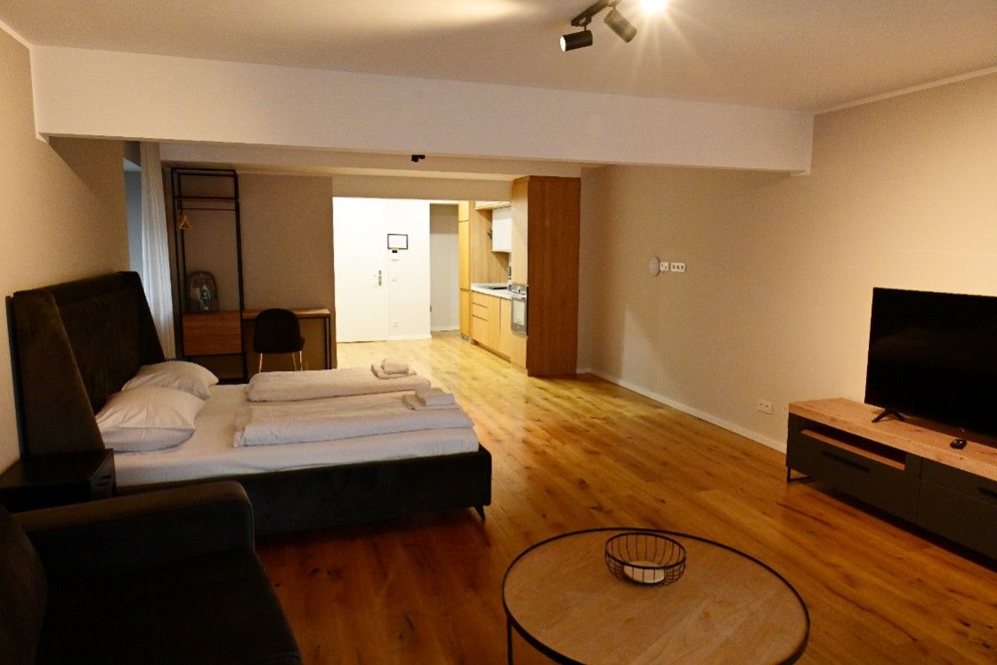 Zimmerblick zur offenen Küche