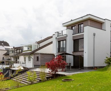 Moderne Architektur, Baujahr 2020, 7 Zimmer, schöner Terrassenblick und großer Garten