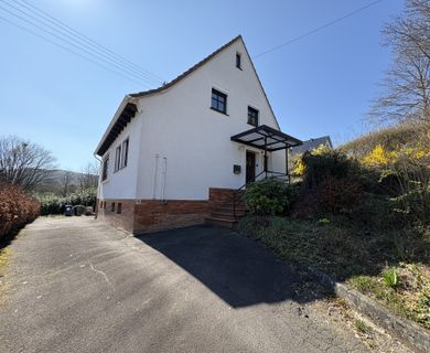Gemütliches, teilrenoviertes Einfamilienhaus mit großem Grundstück und Garage!