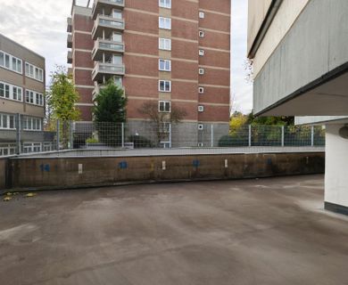 Außenstellplatz in der City von GL-Bensberg