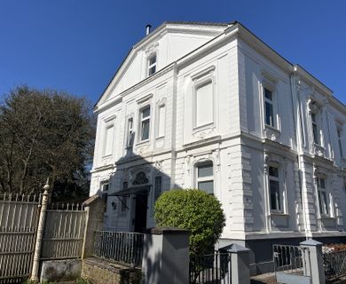 Repräsentatives Wohnen: Stilvolle Dachgeschosswohnung im denkmalgeschützten Dreifamilienhaus