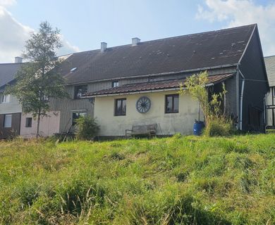 Für kreative Köpfe – Renovierungsbedürftiges Einfamilienhaus mit Scheune und unverbauter Aussicht!