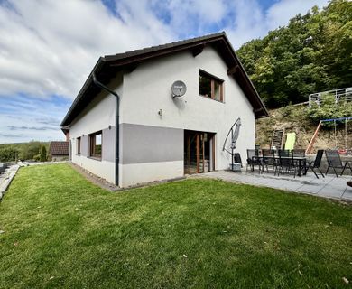 Familienidylle in Grünebach – Ihr modernes Zuhause mit Platz zum Wohlfühlen!