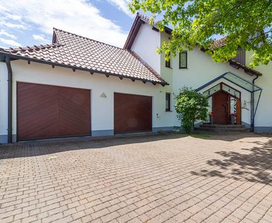 KÄUFERPROVISIONSFREI:
Exklusives Einfamilienhaus mit Wellness, Pool und großem Garten in Hamm-Weetfeld