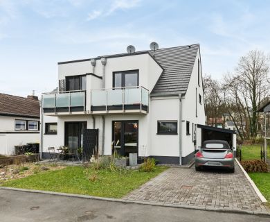 Exklusive Doppelhaushälfte mit hochwertiger Ausstattung und Carport