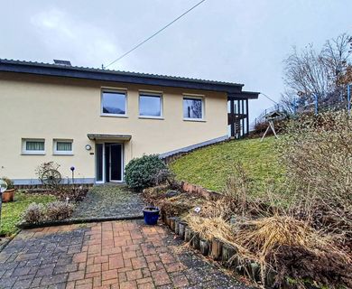 Modernisiertes Einfamilienhaus in hervorragender Aussichtslage mit großer Garage und tollem Garten!