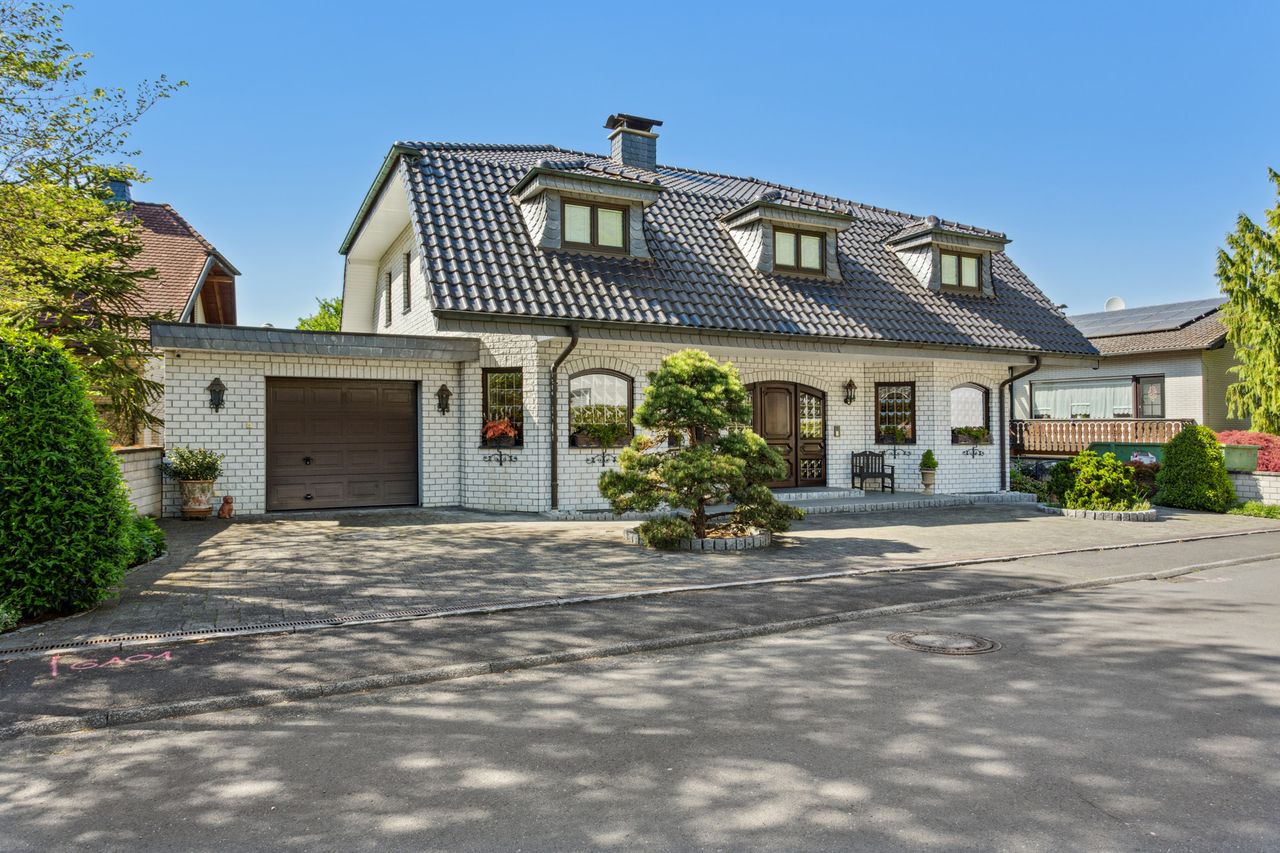 Exklusives Einfamilienhaus mit traumhaftem Gartenparadies in Lohmar