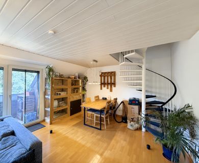 SCHÖNE DACHGESCHOSS-MAISONETTEWOHNUNG MIT BALKON DIREKT AM SCHÖNWASSERPARK ZU MIETEN!
