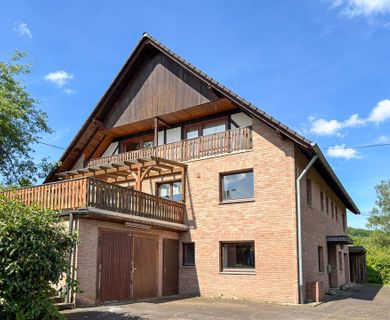 Solides Zweifamilienhaus mit Terrasse und Balkon in ruhiger Lage von Forst!