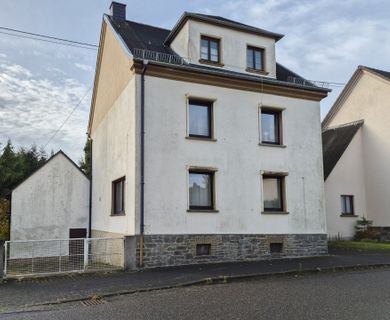 Geräumiges Wohnhaus mit kleinem Nebengebäude in Straßenhaus zu verkaufen!