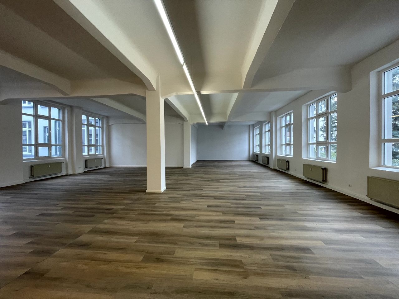 FRISCH RENOVIERTES BÜRO AUF 255m² IN ZENTRALER LAGE